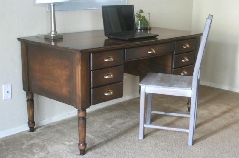 turned leg traditional desk with drawers