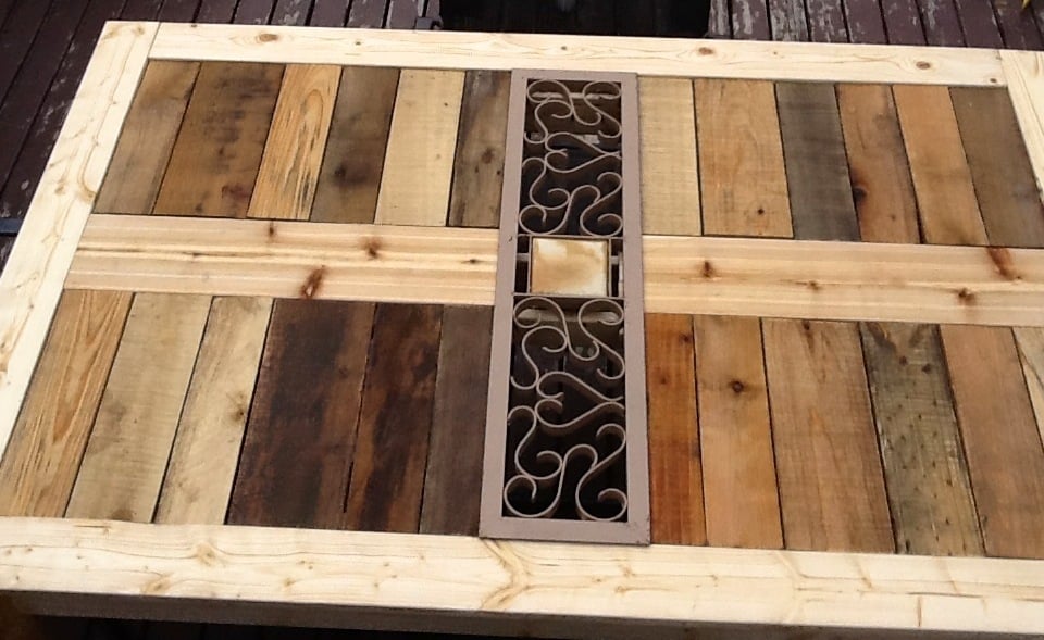 Ana White Modified Outdoor Pallet patio table - DIY Projects