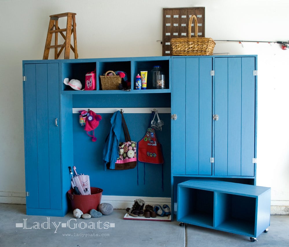 Free plans to build a pullout rolling entryway mudroom bench. Tucks 