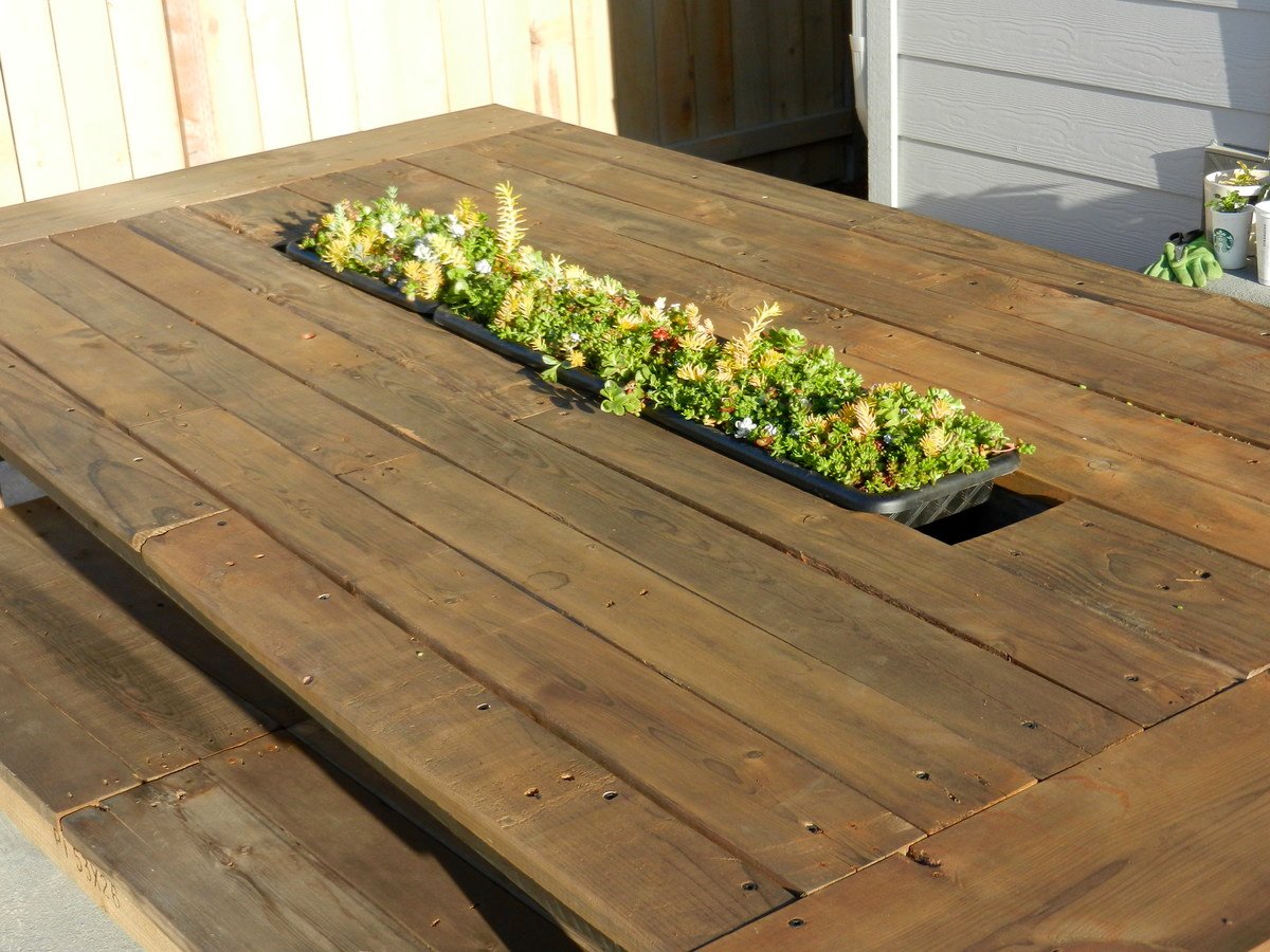 Outdoor pallet table with recessed planter box | Ana White