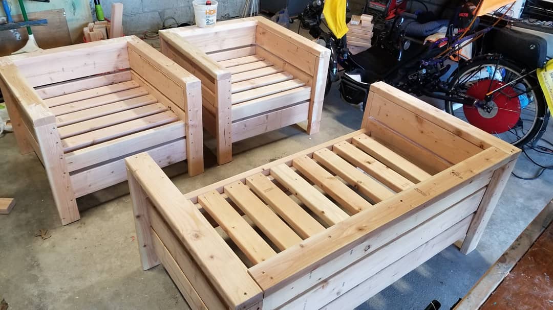Modern Outdoor Chair from 2x4s and 2x6s with high backs. Ana White