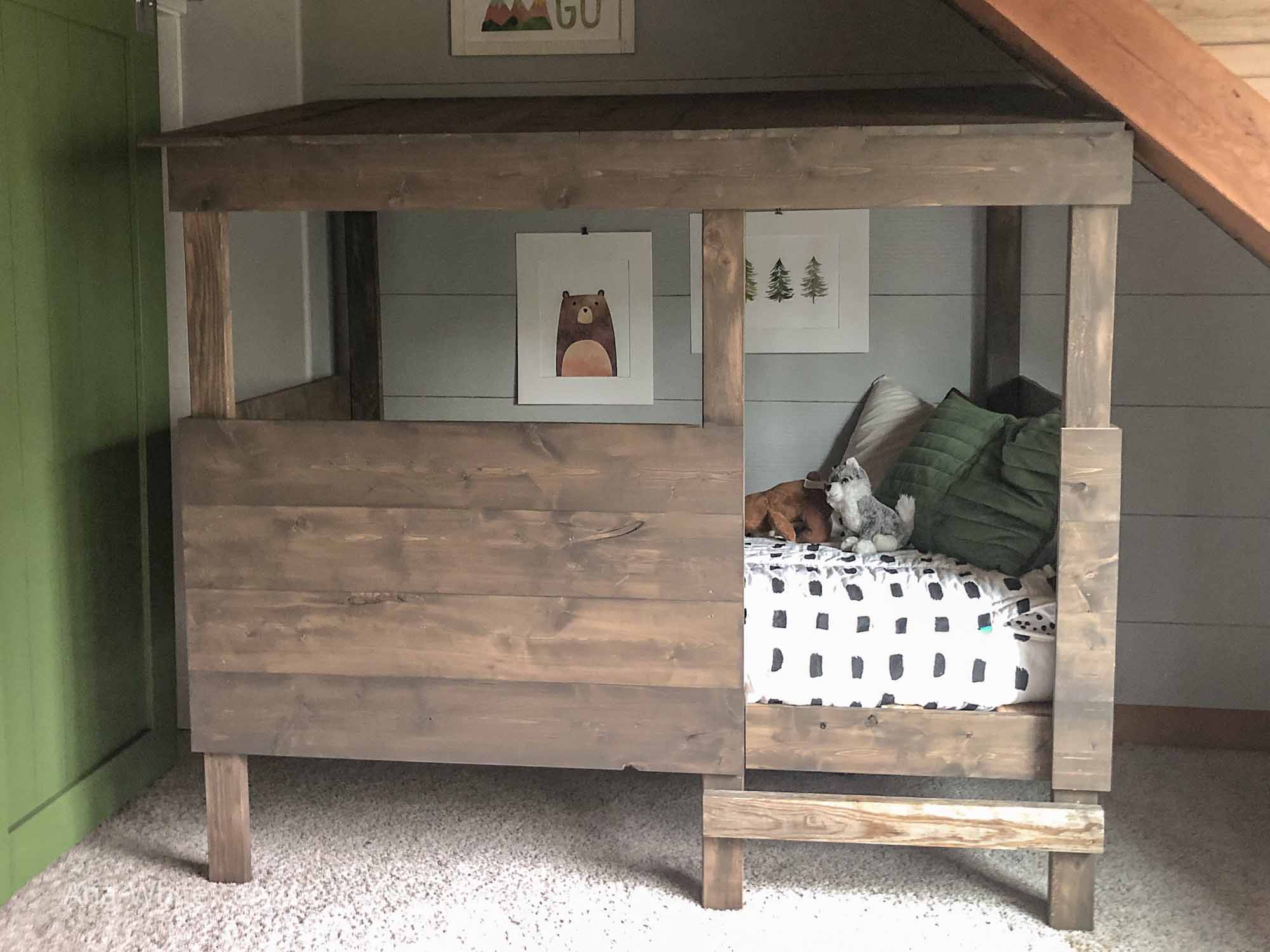 Treehouse bed in nature themed room