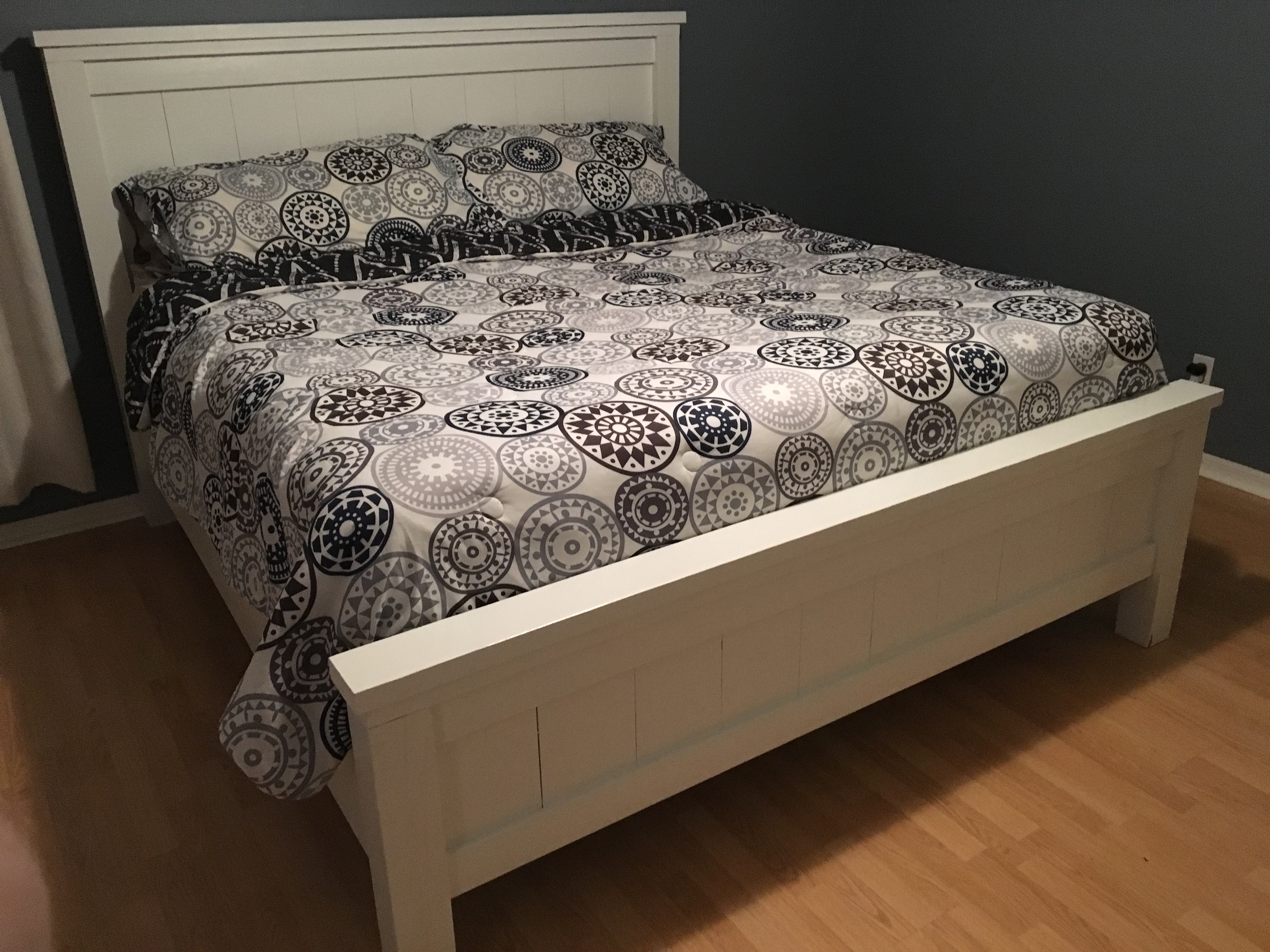 Ana White | Farmhouse king bed frame - DIY Projects