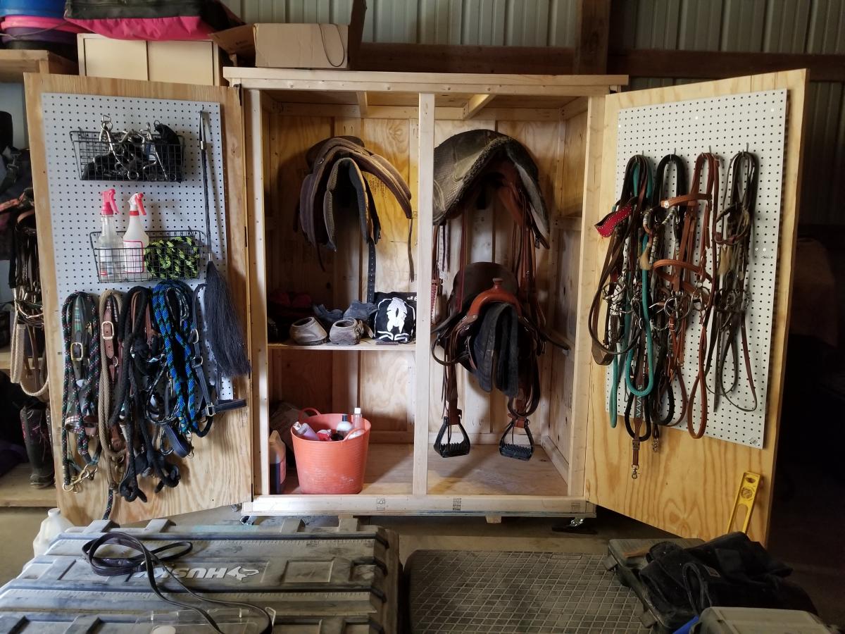 armoire de sellerie  Horse tack rooms, Tack room, Tack locker