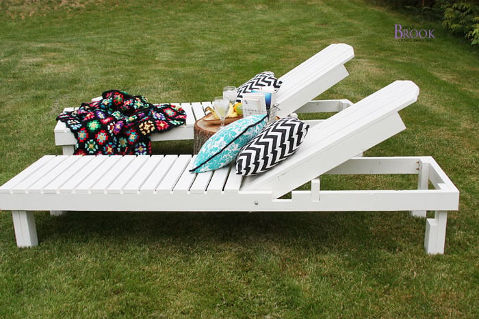 white outdoor lounge chairs with pillows