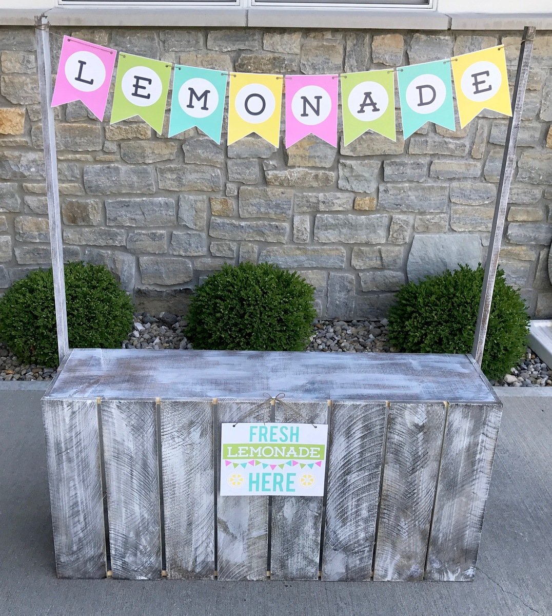 easy to build diy lemonade stand with cedar fence pickets