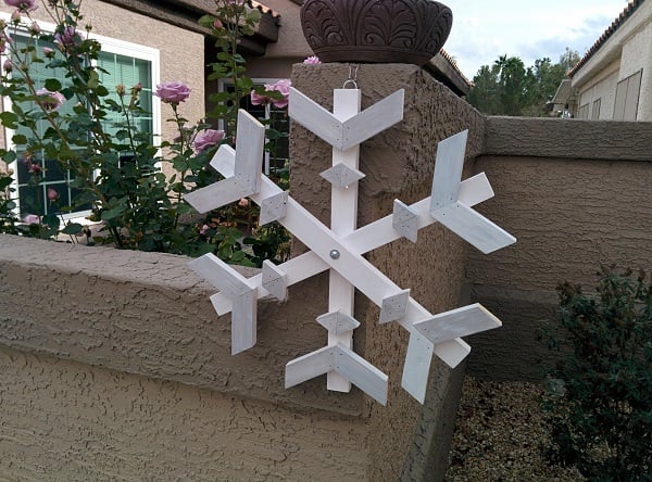 Repurposed Pallet Snowflakes! - Designed Decor