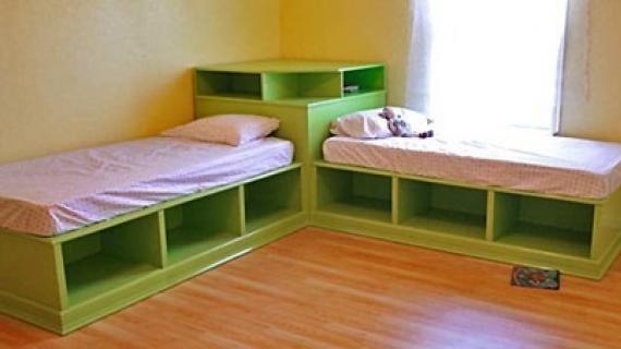 green twin beds with corner unit